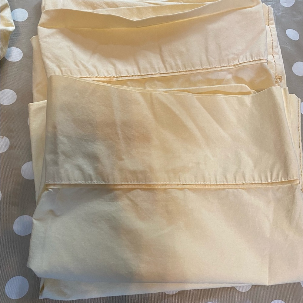 Full sheet set (6 pieces) fitted, 2 flat, & 3 pillowcases. Made in US. yellow